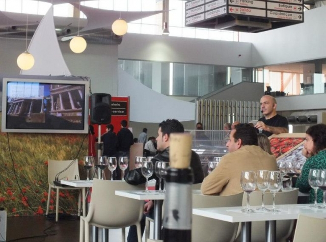 cata de vinos mientras ven un video